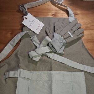 Hearth & Hand Apron And Glove Kids Set